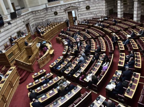 Ξεκινά άμεσα η συζήτηση για την πρόταση δυσπιστίας – Πιέζεται η κυβέρνηση, η τακτική που ακολουθεί