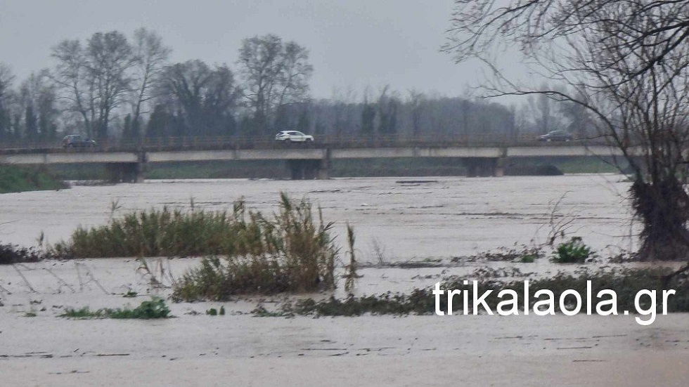 Τρίκαλα: Λόγω της πολύωρης βροχής έχει ανέβει η στάθμη του Πηνειού – Ανήσυχοι οι κάτοικοι