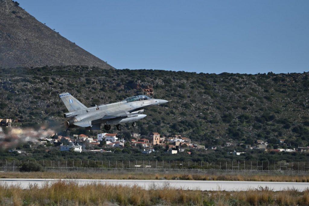 Η τρομακτική ταχύτητα με την οποία εκτοξεύτηκε ο πιλότος του F-16 – Σώθηκε χάρη στην ψυχραιμία του