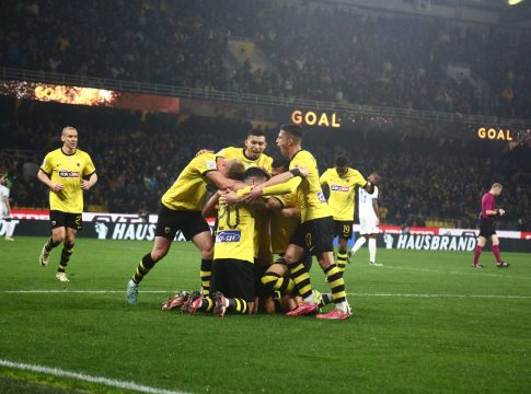 AEK: Με επετειακά σημαιάκια για τα 100 χρόνια στο ντέρμπι με τον Ολυμπιακό