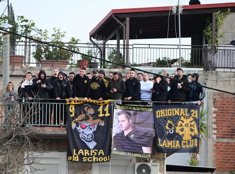 Η αστυνομία προχώρησε σε προσαγωγές των οπαδών της ΑΕΚ που ήταν στις ταράτσες στη Λαμία! (vids)