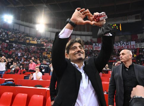 Η χειρονομία του Γιαννακόπουλου στους οπαδούς του Ολυμπιακού (vid)