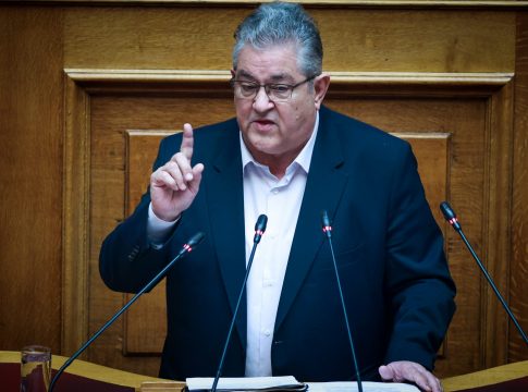 Ο Κουτσούμπας πάει στη Βουλή με στόχο πολλές μομφές στην κυβέρνηση