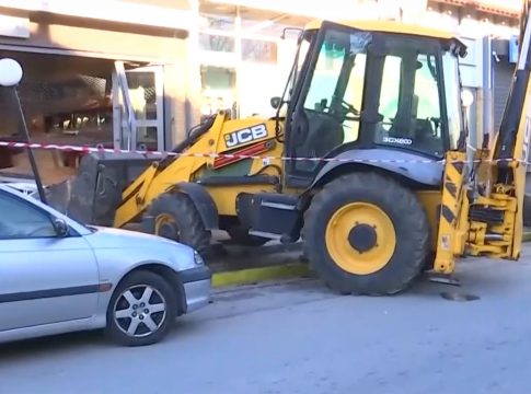 Κινηματογραφική απόπειρα διάρρηξης στο Καπανδρίτι – Με μπουλντόζα εισέβαλλαν οι δράστες