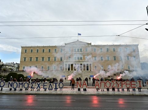 «Στους δρόμους ακυρώνονται οι νόμοι»: Ξεσηκωμός ενάντια στα ιδιωτικά ΑΕΙ – Ένταση στη Βουλή, μόνη η κυβέρνηση