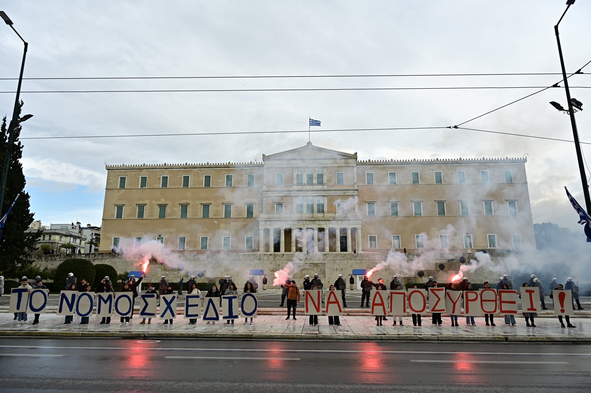 «Στους δρόμους ακυρώνονται οι νόμοι»: Ξεσηκωμός ενάντια στα ιδιωτικά ΑΕΙ – Ένταση στη Βουλή, μόνη η κυβέρνηση