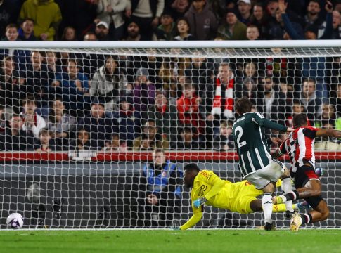 Μπρέντφορντ – Μάντσεστερ Γιουνάιτεντ 1-1: Οι «μέλισσες» έπαιζαν μόνες τους, αλλά πανηγύρισαν που πήραν βαθμό