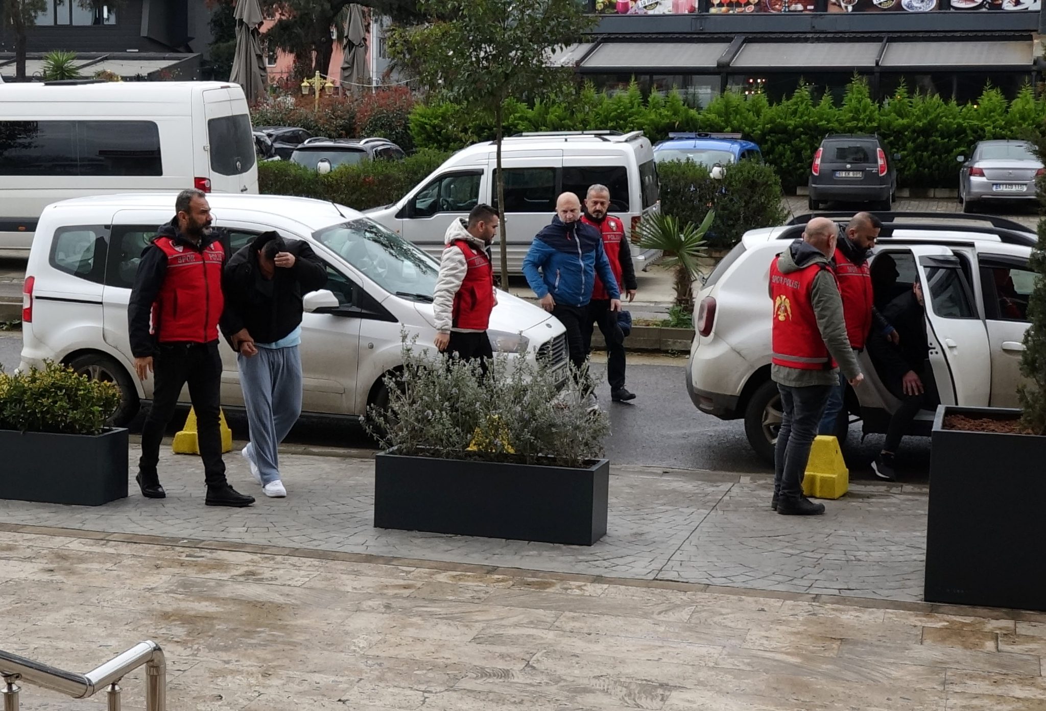 Στον ανακριτή επτά συλληφθέντες οπαδοί της Τράμπζονσπορ για τα επεισόδια με τη Φενέρμπαχτσε (pics+vid)