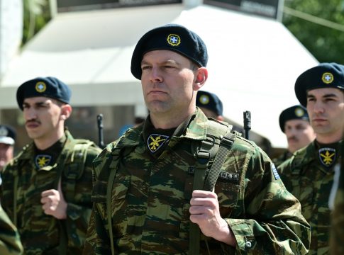 Παρέλασε στη Θήβα ο Στέφανος Κασσελάκης – Δείτε φωτογραφίες και βίντεο