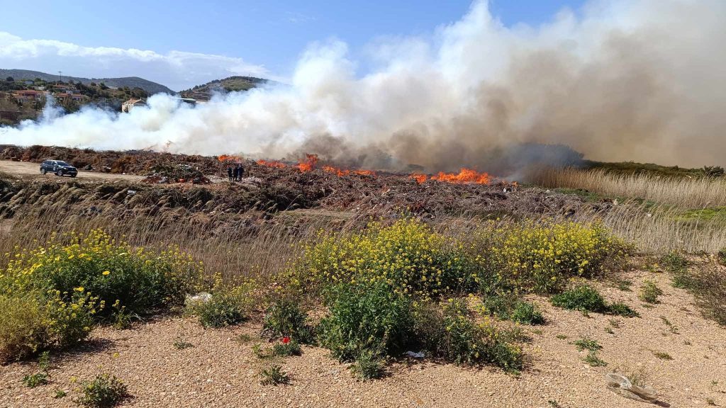 Εμπρησμός η μεγάλη φωτιά σε χώρο με κομμένα κλαδιά στο Λαύριο – Αναζητείται κάτοικος της περιοχής ως δράστης