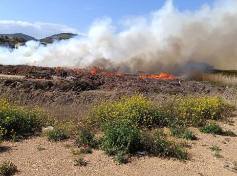 Εμπρησμός η μεγάλη φωτιά σε χώρο με κομμένα κλαδιά στο Λαύριο – Αναζητείται κάτοικος της περιοχής ως δράστης
