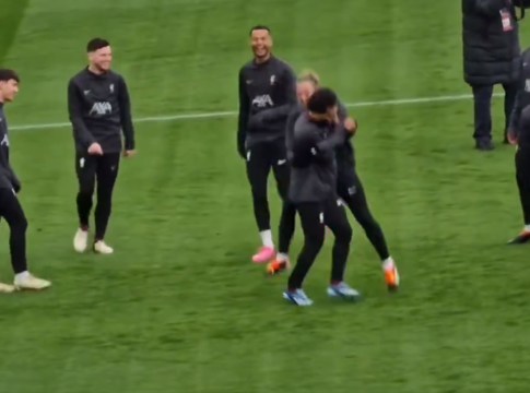 Ο Τσιμίκας… γλέντησε με απίθανη ποδιά τον Σαλάχ στην προπόνηση της Λίβερπουλ (vid)