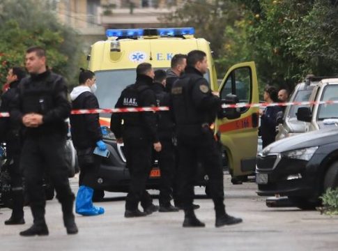 Έγκλημα στη Νίκαια: Ξεσπά η κόρη του δράστη – «Τον είχαμε αναφέρει στις Αρχές, ήταν αλλοπρόσαλλος»