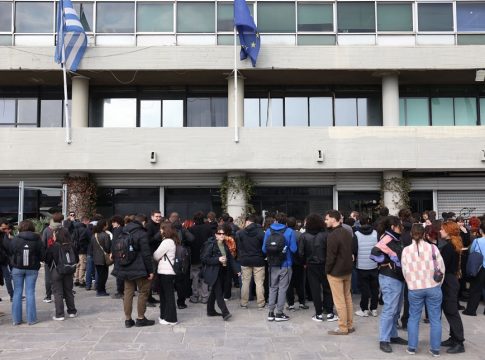 Αποκλείουν τις εισόδους του ΑΠΘ οι φοιτητές – Μαζικές κινητοποιήσεις ενάντια στα ιδιωτικά πανεπιστήμια