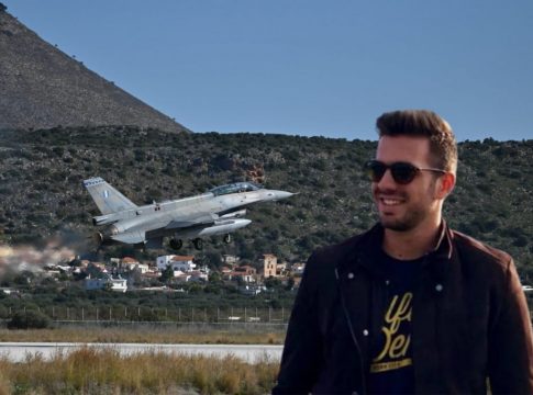 Καπετάνιος περιγράφει τη μάχη με τα κύματα για να φτάσει στον πιλότο – Τι λέει ο πατέρας του