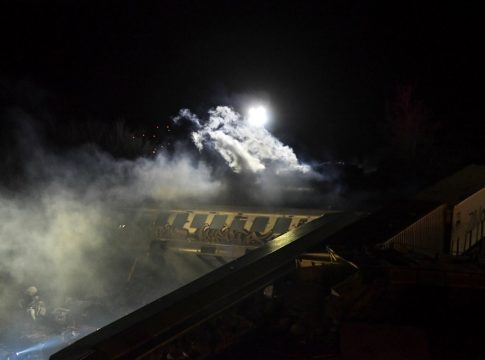 «Γράφω τι μου συνέβη για να μην ξεχαστεί» – Ανατριχιαστική μαρτυρία επιζήσασας της τραγωδίας των Τεμπών