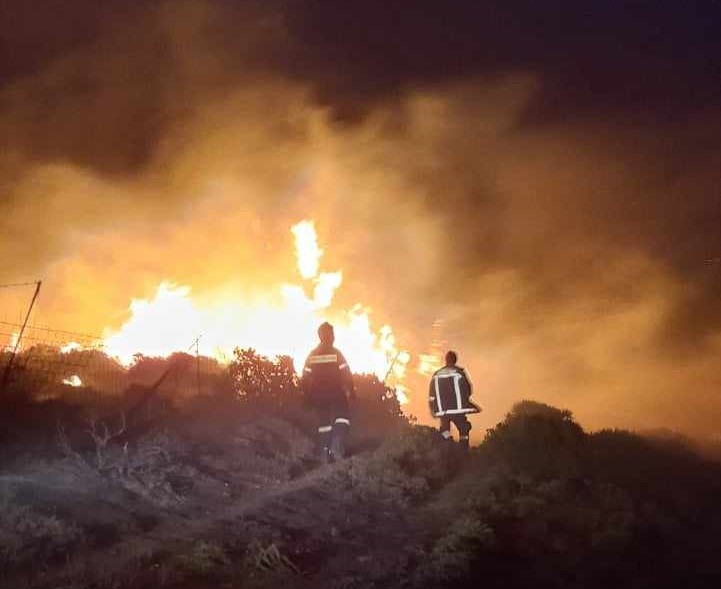 Χανιά: Κοντά σε κατοικημένες περιοχές το πύρινο μέτωπο – «Μάχη» με τις φλόγες και τους ανέμους