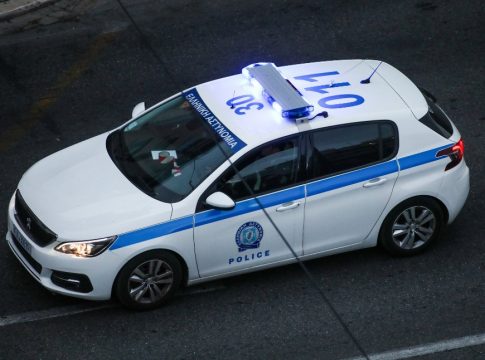 Γλυφάδα: Εισέβαλαν ξημερώματα σε διαμέρισμα 82χρονης και με χρήση βίας αφαίρεσαν 1.400 ευρώ