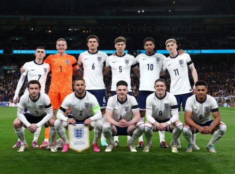 H Aγγλία «σβήνει» τα ονόματα των παικτών στις φανέλες για καλό σκοπό