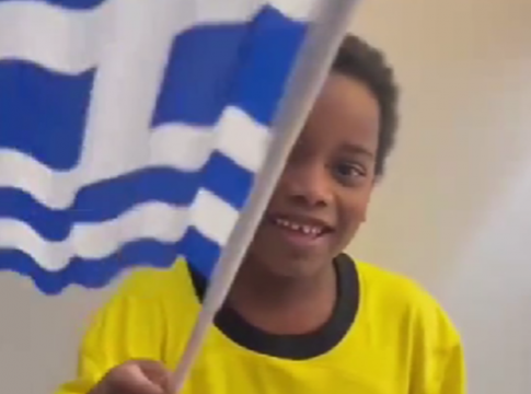 Απίθανο βίντεο: O γιος του Λιβάι Γκαρσία τραγουδά «Μάνα μου τα κλεφτόπουλα» κρατώντας ελληνική σημαία