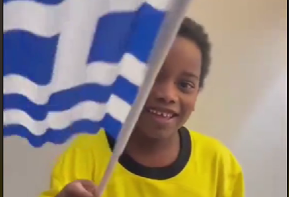 Απίθανο βίντεο: O γιος του Λιβάι Γκαρσία τραγουδά «Μάνα μου τα κλεφτόπουλα» κρατώντας ελληνική σημαία