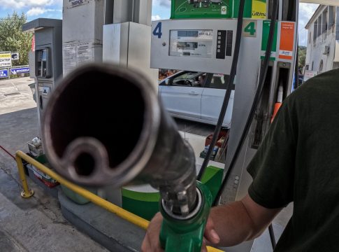 «Πετάει» η τιμή των καυσίμων αγγίζοντας τα 2 ευρώ πριν το τριήμερο της Καθαράς Δευτέρας