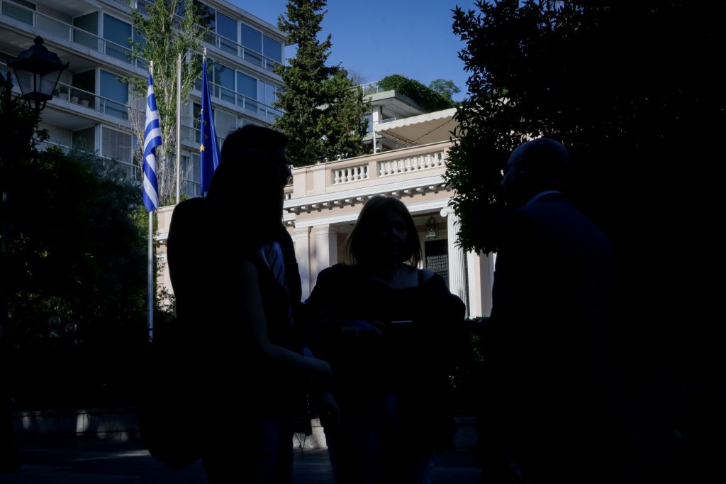 Οι «κόκκινες κάρτες» των πολιτών απέναντι στην κυβέρνηση – Αυξάνεται η δυσαρέσκεια