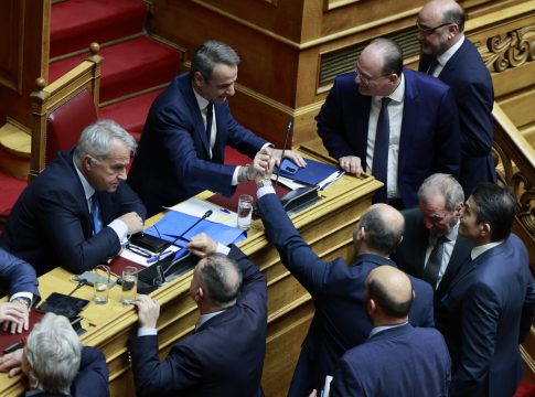 Εκρηκτικό τριήμερο στη Βουλή – Πύρρειος νίκη για την κυβέρνηση