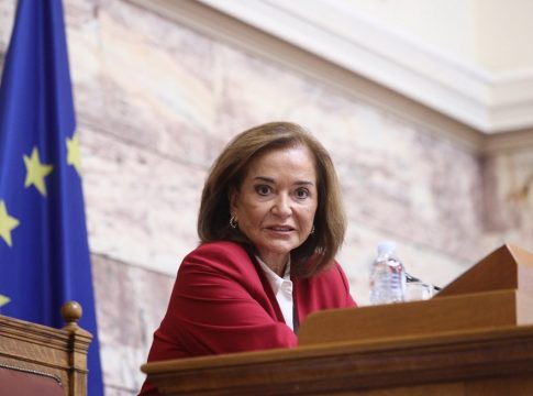 «12 χρονών συναίνεσε;» – Καρφί της Ντόρας Μπακογιάννη στην πρόταση απαλλαγής του Ηλία Μίχου