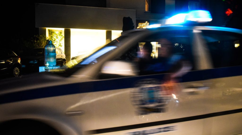 Συμπλοκή έξω από μπαρ στο Μουζάκι – Τραυματίστηκε ένας αστυνομικός