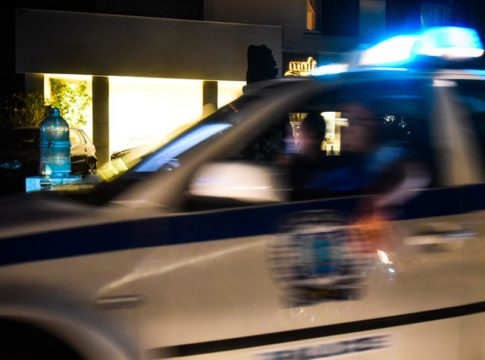 Συμπλοκή έξω από μπαρ στο Μουζάκι – Τραυματίστηκε ένας αστυνομικός