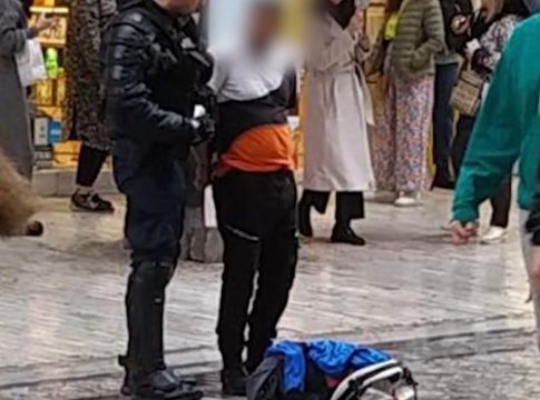 Βίντεο-ντοκουμέντο λίγα λεπτά μετά την επίθεση με μαχαίρι στην Ερμού – Χαροπαλεύει η 22χρονη
