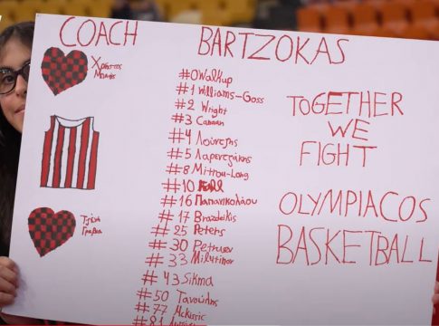 To καθιερωμένο τελετουργικό, τα παιδιά στην κερκίδα και η αποθέωση των παικτών στο τέλος (vid)