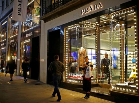 H Prada… μεγαλώνει – Ρίχνει 1 δισ. για τη λειτουργία νέων καταστημάτων