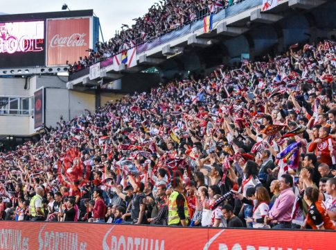 Οι οπαδοί της Ράγιο σχημάτισαν μια ανθρώπινη αλυσίδα γύρω από το γήπεδο διαμαρτυρόμενοι για την αλλαγή έδρας (vid)