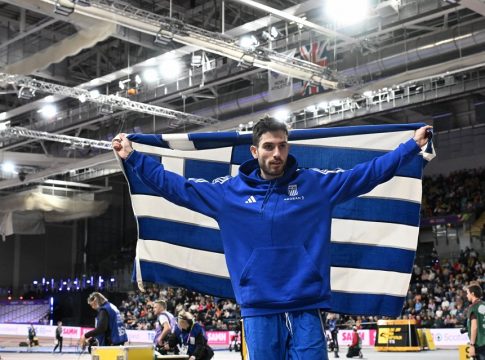 Ο Μίλτος Τεντόγλου «κάνει άλμα» πάνω από την… Fontana di Trevi – Απίθανο promo στη Ρώμη