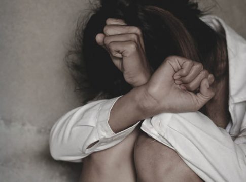 Συγκλονίζει η 32χρονη που την κακοποιούσε ο σύζυγός της – «Απείλησε να κάψει ζωντανά τα παιδιά μου»
