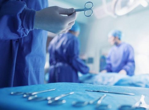 Ανοίγει το ΕΣΥ σε ιδιώτες η κυβέρνηση – «Όχι» γιατρών σε απογευματινά χειρουργεία επί πληρωμή