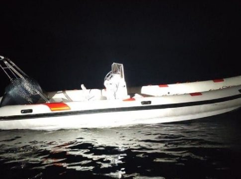 Χίος: Εντοπίστηκαν 20 μετανάστες μετά από καταδίωξη ταχύπλοου – Συνελήφθησαν οι τρεις διακινητές