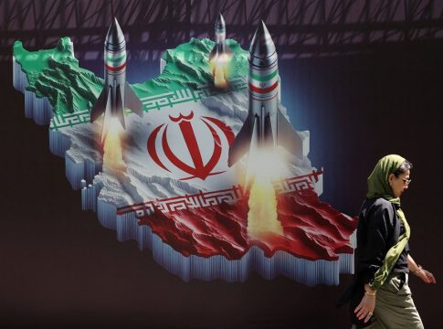 Ιράν και Ισραήλ αναθεωρούν τους παλιούς κανόνες και παίζουν με τη φωτιά – Η ανάλυση Guardian
