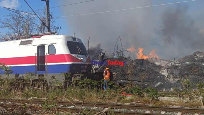 Φθορές σε τρένο στη Θεσσαλονίκη λόγω φωτιάς – Σώθηκαν τελευταία στιγμή οι μηχανοδηγοί