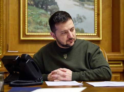 Ουκρανία: Δεν έχουμε αρκετά πυρομαχικά, λέει ο Ζελένσκι – Πιστεύει ότι το Κογκρέσο θα εγκρίνει τη βοήθεια