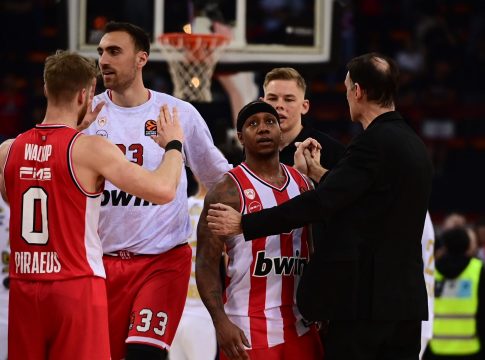 H αποθέωση στον Μιλουτίνοφ, η πρόταση γάμου στο παρκέ και το χειροκρότημα στους παίκτες μετά την νίκη επί της Φενέρ (vid)