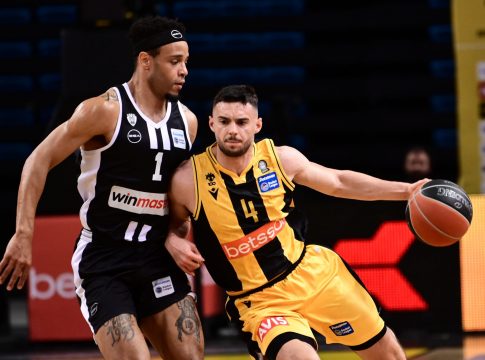 Απίθανο τρίποντο και φάουλ του Καράμπελα από το κέντρο (vid)