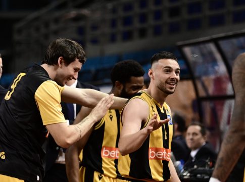 Το έκανε ξανά ο Καράμπελας: Δεύτερο buzzer beater από το κέντρο στο ίδιο ματς (vids)