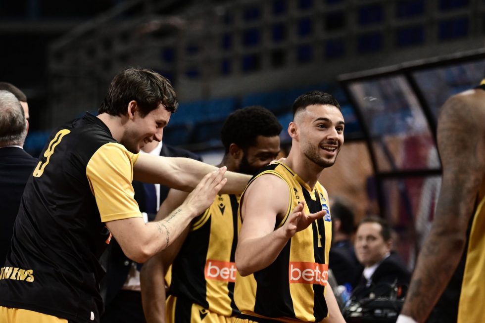 Το έκανε ξανά ο Καράμπελας: Δεύτερο buzzer beater από το κέντρο στο ίδιο ματς (vids)