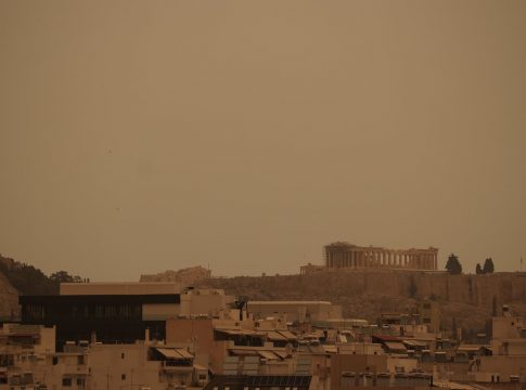 Έρχονται βροχές και καταιγίδες – Πότε υποχωρεί η αφρικανική σκόνη