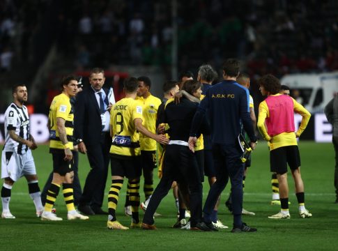 Κάλεσε σε απολογία τον Αλμέιδα η ΔΕΑΒ – Κλήθηκε και ο ΠΑΟΚ για το πανό