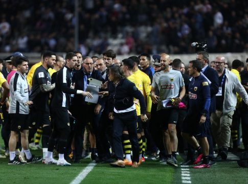 Αδιανόητο: Αξιωματικό της YABAX έπιασε από τον λαιμό ο Ματίας Αλμέιδα (vid)