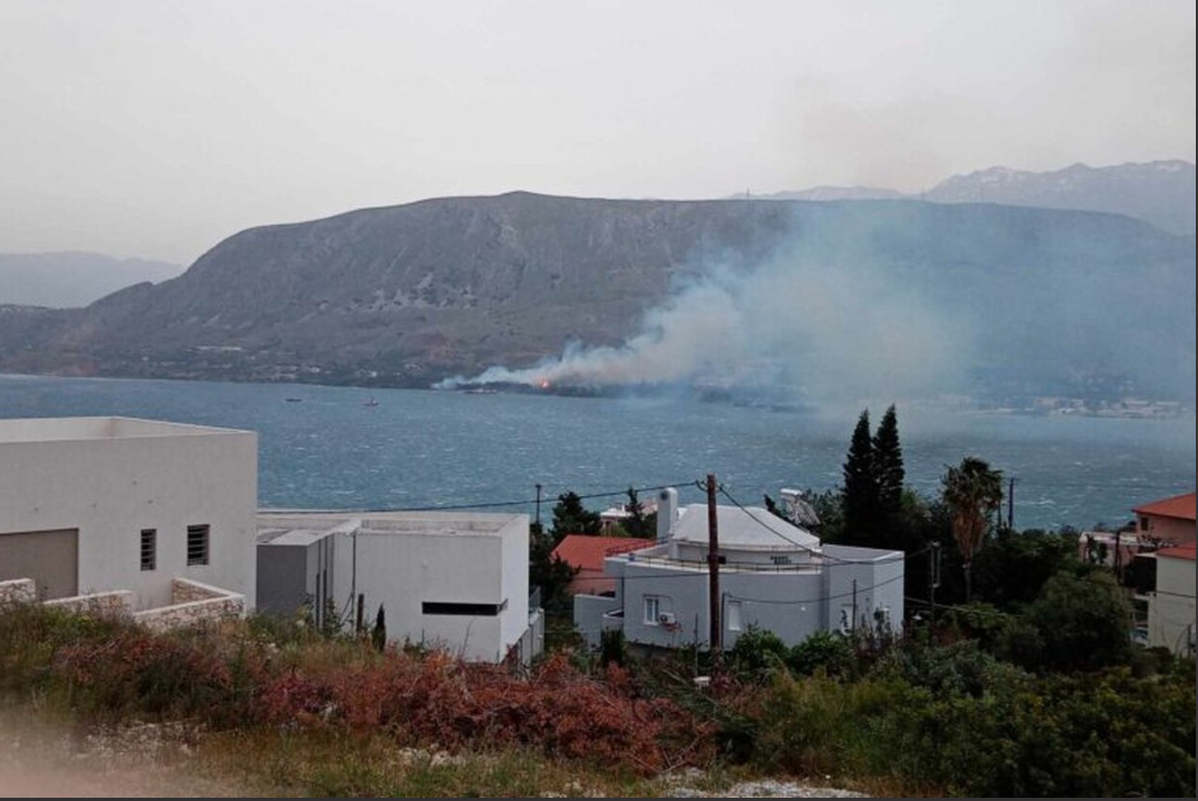 Μεγάλη φωτιά στον Ναύσταθμο της Σούδας – Εκκενώθηκε ο οικισμός και το νοσοκομείο, ήχησε το 112